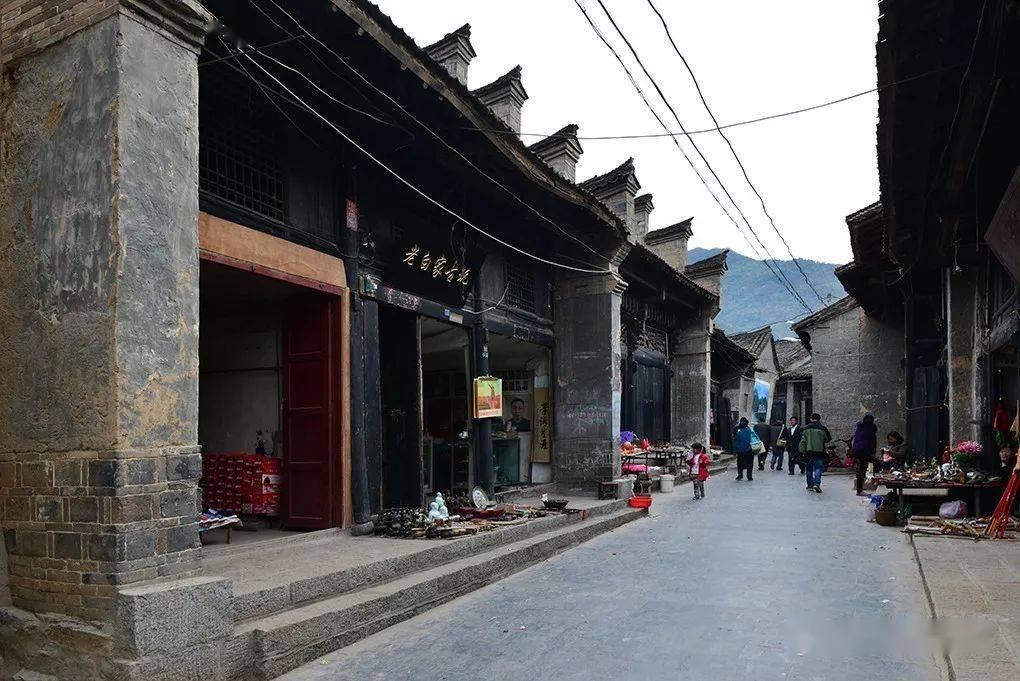 近日,甘肃,滑雪场内遇到唐僧师徒四人,乘坐滑雪缆车,工作人员急的大喊“八戒!安全杆拉下来!”